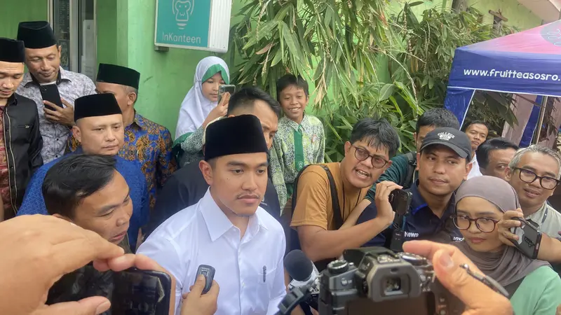 Ketua Umum PSI Kaesang Pangarep Jumatan di Masjid Pimpinan Wilayah Muhammadiyah (PWM) Jalan Kramat, Jakarta Pusat, Jumat (21/6/2024).