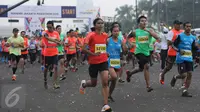 Sejumlah pelari melakukan start lomba lari Jakarta Marathon 2015 di Silang Monas Jakarta, Minggu (25/10/2015). 15.000 pelari mengikuti lomba lari Jakarta Marathon 2015 yang terbagi dalam empat kategori utama. (Liputan6.com/Helmi Fithriansyah)