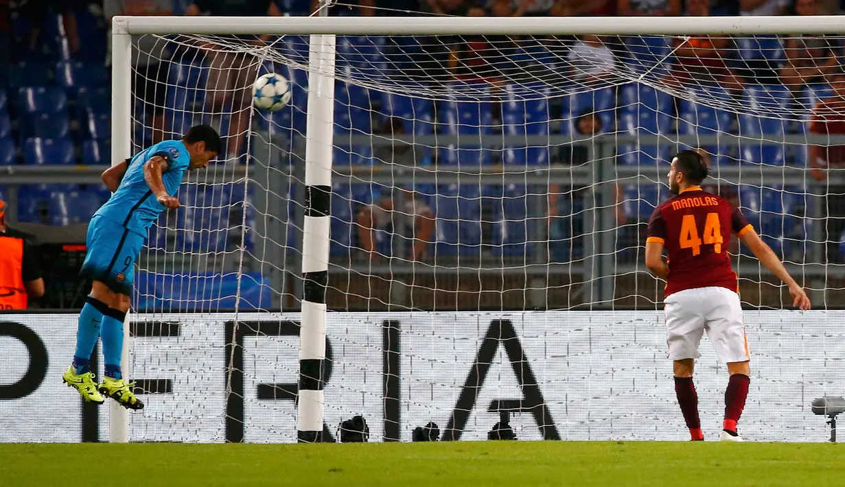 Penyerang Barcelona, Luis Suarez (kiri) berusaha menyundul bola ke gawang pada laga penyisihan grup E Liga Champions di Olimpico Stadium (17/9/2015). Barcelona menahan imbang tuan rumah AS Roma dengan skor 1-1. (REUTERS/Tony Gentile)