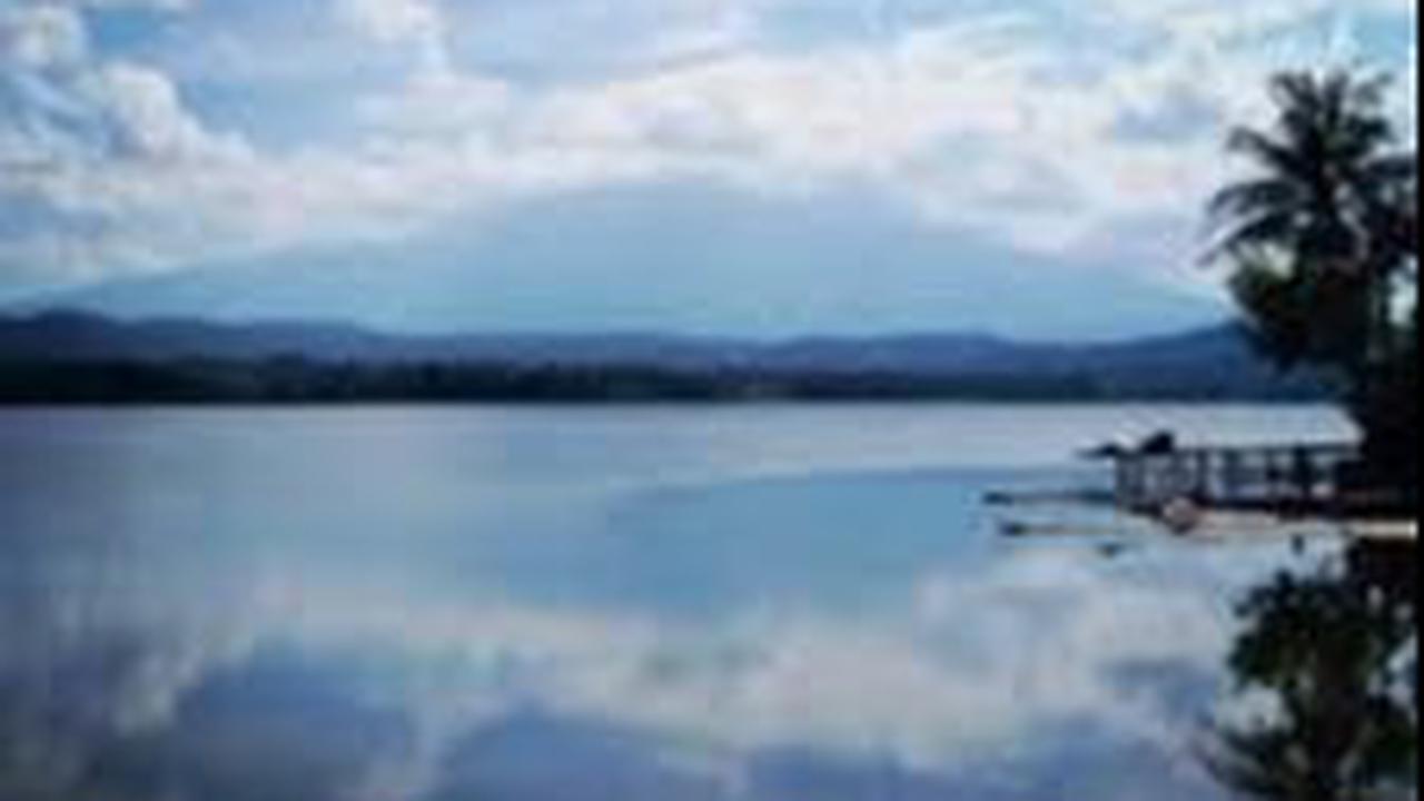 Mancing Sambil Ditemani Gunung Ciremai yang Gagah