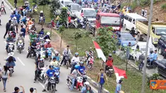 Citizen6, Batam: Para pengguna jalur lalu lintas yang melintasi jalan menuju muka kuning macet total, dan juga lalu lintas dari arah Batam center dan jodoh centre menuju Tj.Uncang terhenti di Muka Kuning. (Pengirim: Yan Benhar)