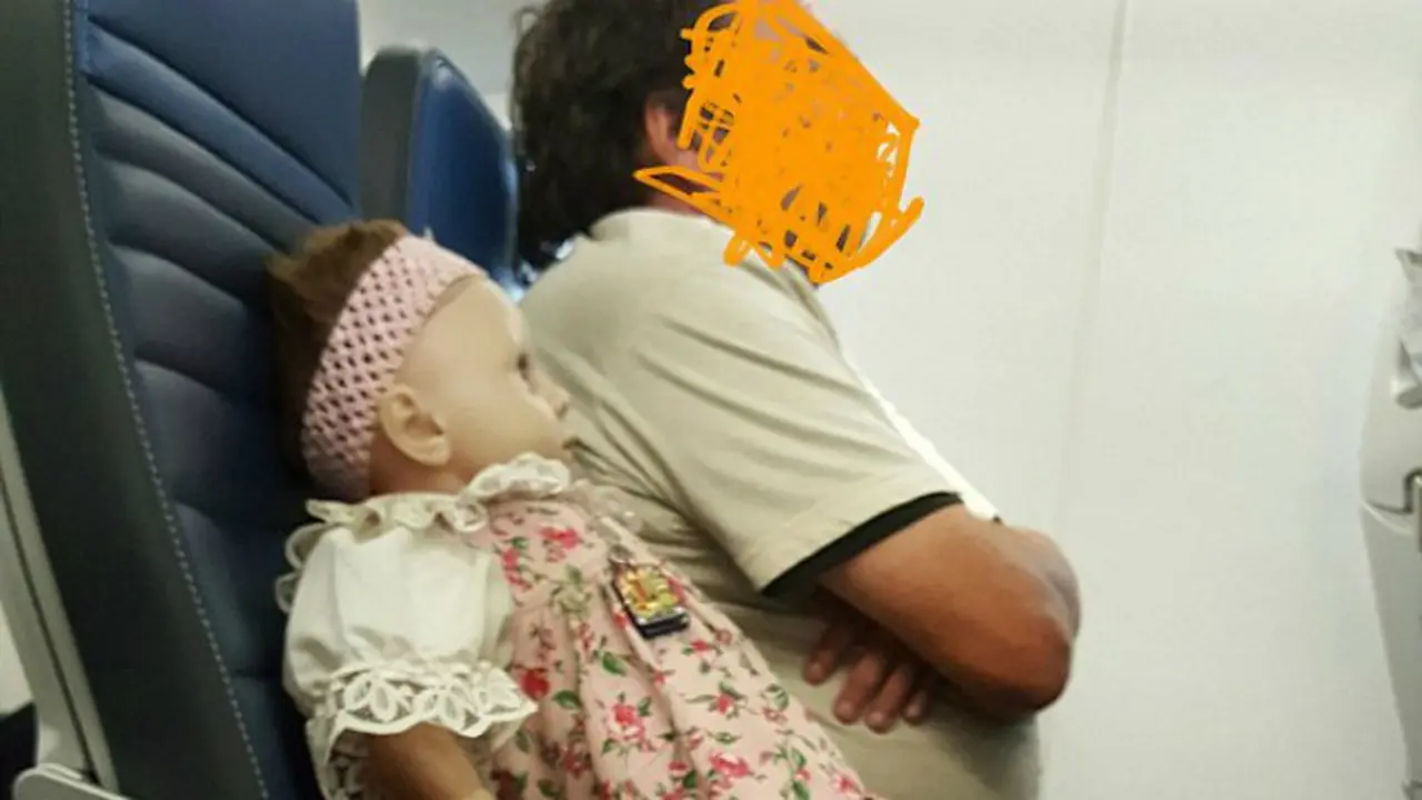 Seorang pria memesankan sebuah kursi pesawat untuk boneka 'menyeramkan' miliknya