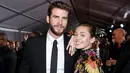 Kemesraan Miley Cyrus dan Liam Hemsworth di karpet merah premier film 'Thor: Ragnarok' di California, 10 Oktober 2017. Miley terlihat begitu manja saat meletakkan kepalanya di pundak pemain film THE HUNGER GAMES itu. (Rich Polk/Getty Images/AFP)
