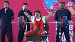 Atlet Para Powerlifting Indonesia, Siti Mahmudah bersorak usai mengangkat beban di kelas Womens Up 79kg Asian Para Games 2018 di Jakarta, Rabu (10/10). Siti Mahmudah meraih perak dengan total angkatan 120 kg. (Liputan6.com/Helmi Fithriansyah)