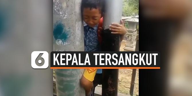VIDEO: Kepala Bocah Tersangkut Diantara Tiang Listrik