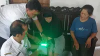Mudahkan Lansia dan Difabel Dapatkan KTP, Disdukcapil Kebumen Jemput Bola ke Rumah Warga. Foto: Disdukcapil Kebumen.