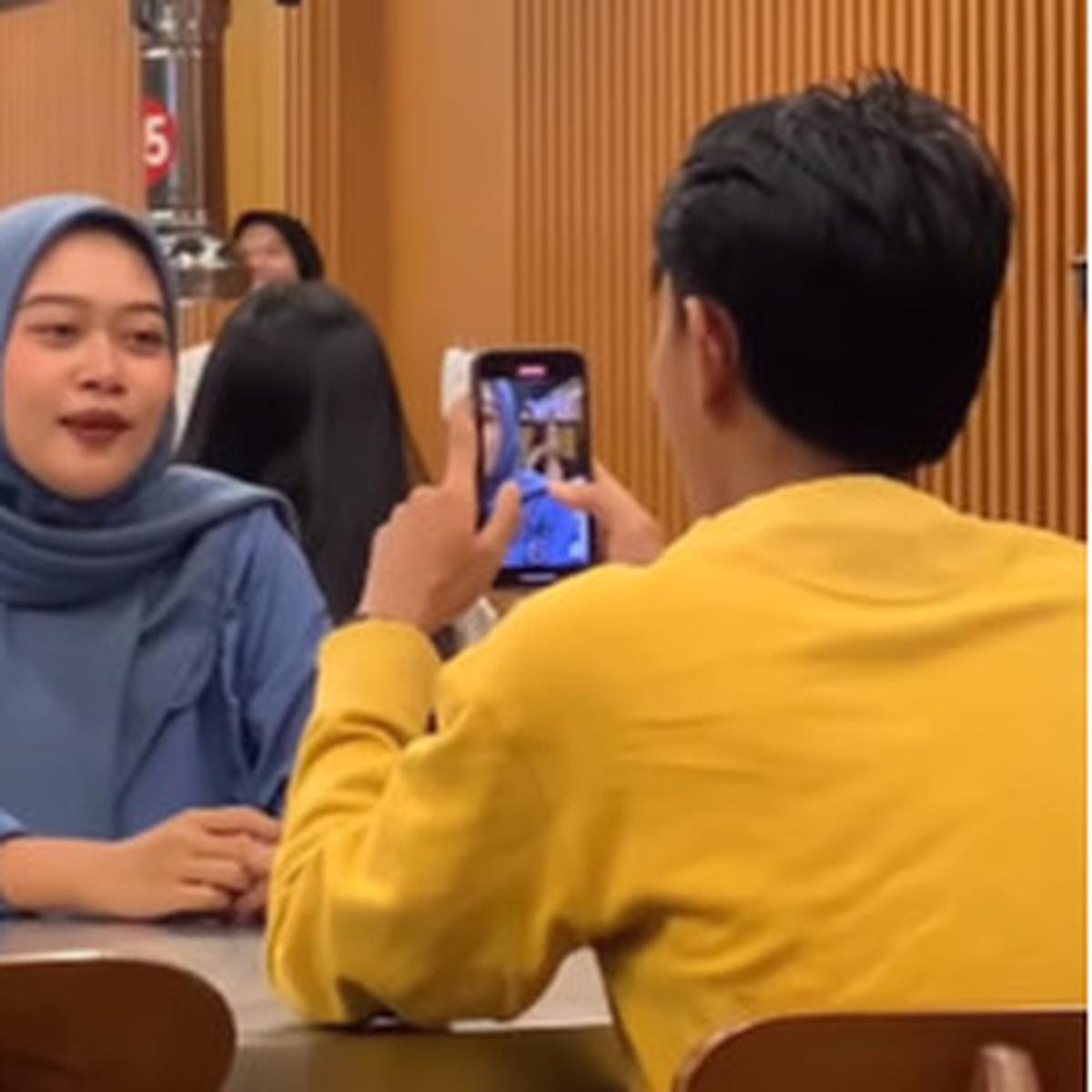 Cewek ini Pose Cantik Divideo sama Cowoknya