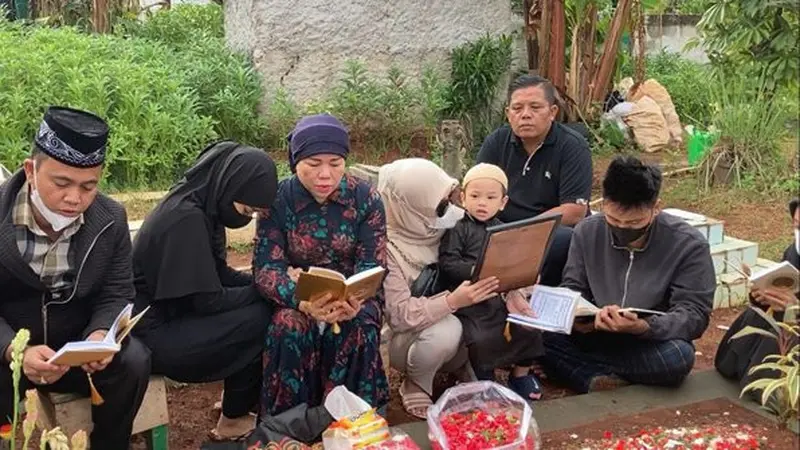 6 Potret Keluarga Haji Faisal Ziarah ke Makam Vanessa Angel dan Bibi Ardiansyah