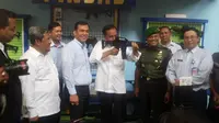 Gaya Presiden Jokowi Angkat Senjata Buatan Pindad