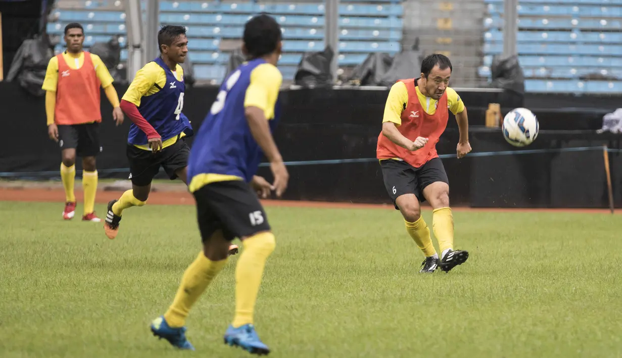 Gelandang Semen Padang, Yu Hyun-koo, mengirim umpan saat latihan jelang laga final Piala Jenderal Sudirman di Stadion Gelora Bung Karno, Jakarta, Sabtu (23/1/2016). (Bola.com/Vitalis Yogi Trisna) 