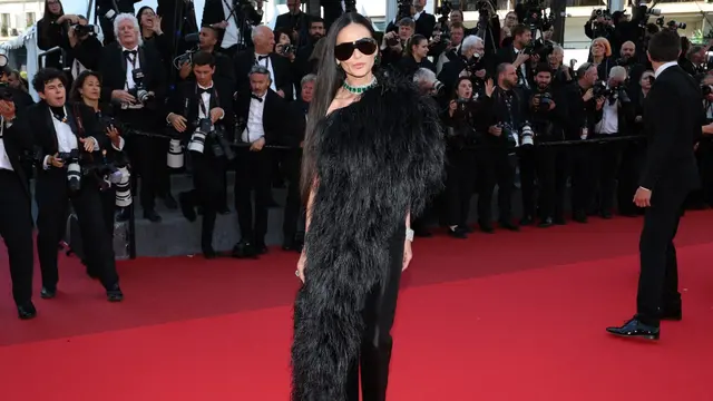 Demi Moore Pancarkan Aura Awet Muda dengan Deretan Look Glamor di Festival Film Cannes 2026