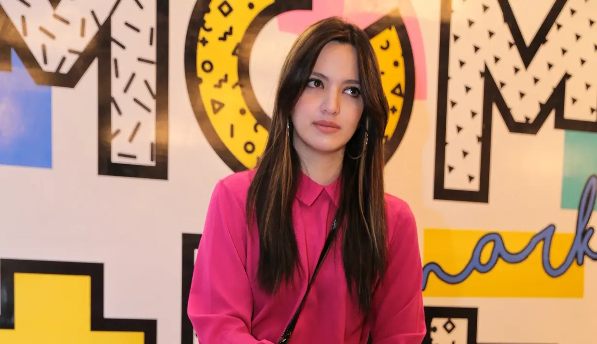 "Kalau Mikhayla ini udah dua kali, waktu sebulan dia ke Amerika, sekarang enam bulan dia mau dibawa ke Eropa. Kalau yang kecil rewel sih nggak ya, dia bisa tidur kan kalau di pesawat ada tempatnya," jelas Nia. (Adrian Putra/Bintang.com)