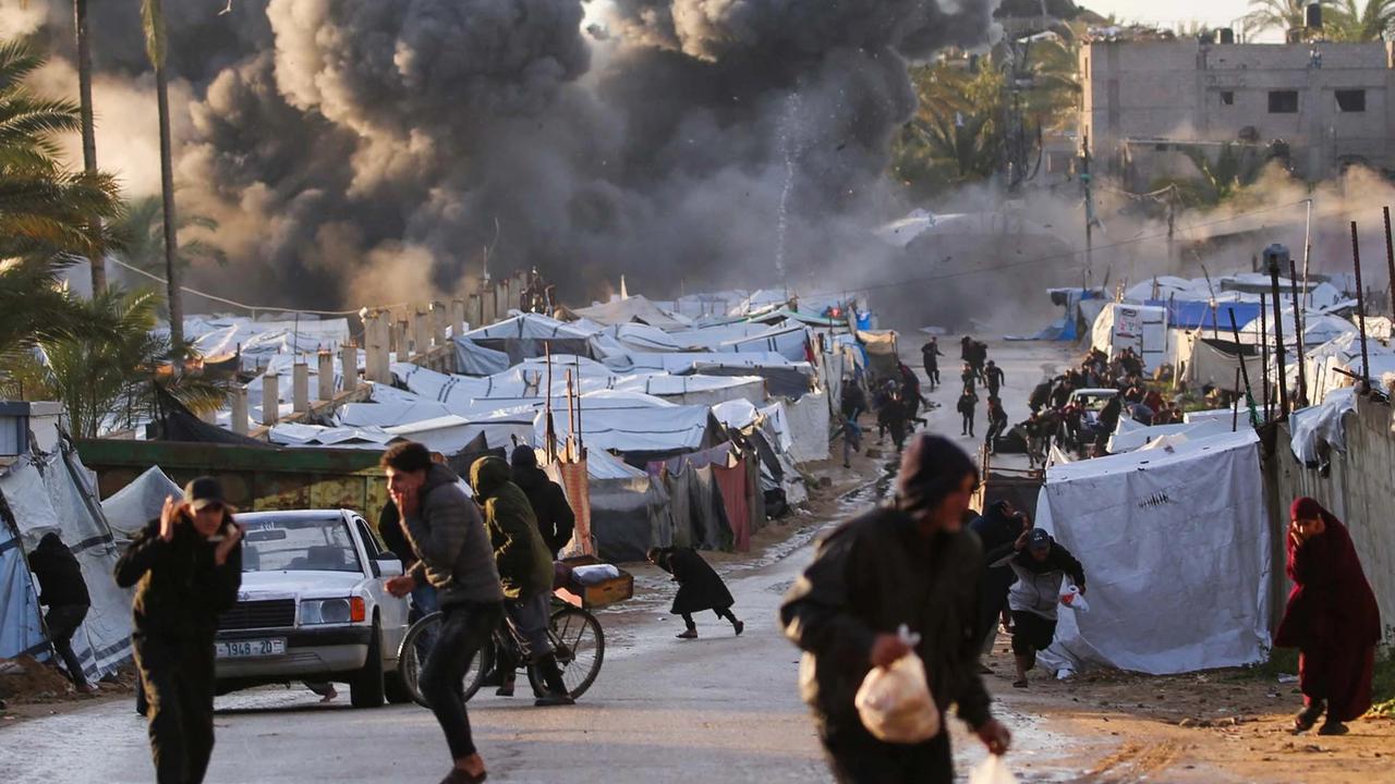 FOTO: Detik Detik Serangan Udara Hantam Kamp Pengungsi di Gaza Tengah