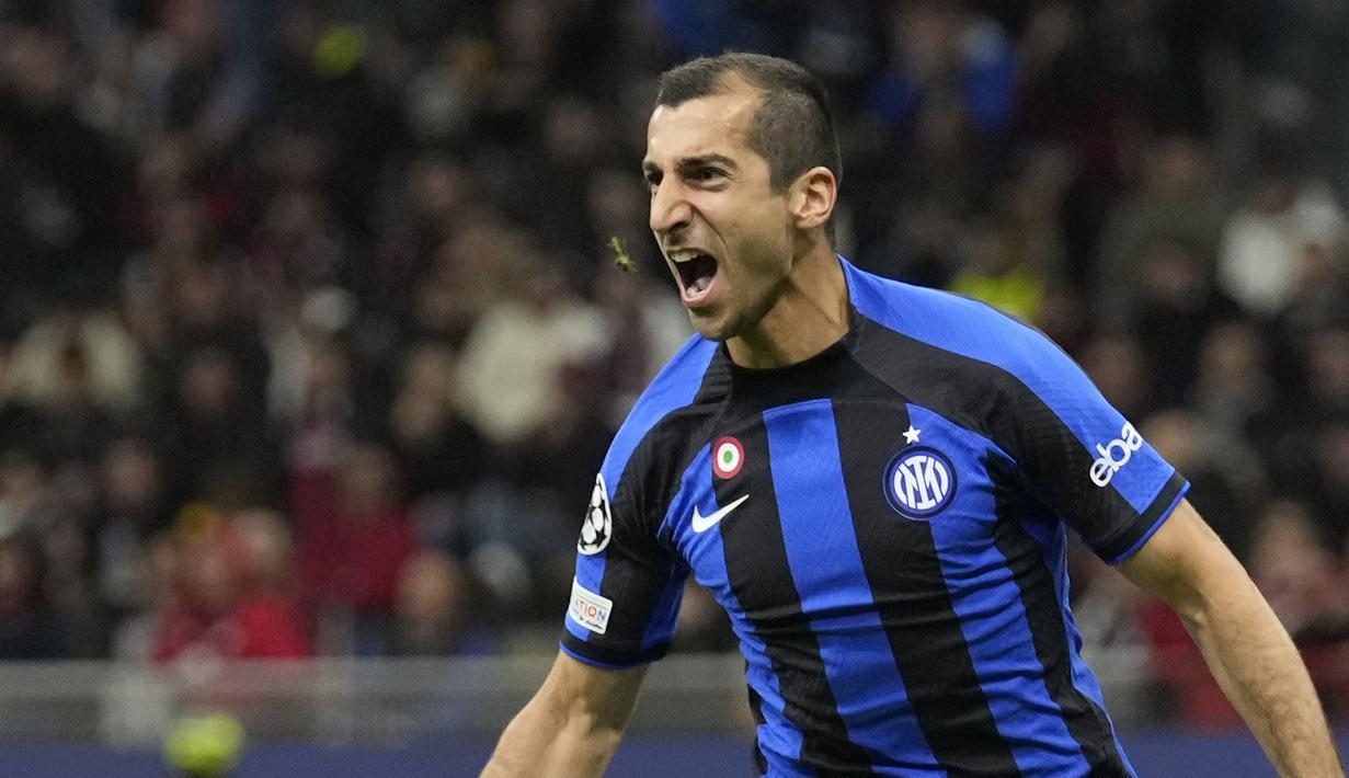 Pemain Inter Milan, Henrikh Mkhitaryan melakukan selebrasi setalah mencetak gol kedua timnya ke gawang AC Milan pada laga leg pertama semifinal Liga Champions 2022/2023 di San Siro, Milan, Italia, Kamis (11/05/2023) WIB. Laga dimenangkan oleh Nerazzurri dengan skor 2-0. (AP Photo/Antonio Calanni)