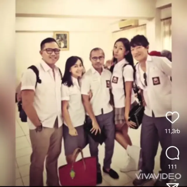 Kalina Ocktaranny berseragam SMA di acara reuni. (Instagram @kalinaocktaranny)