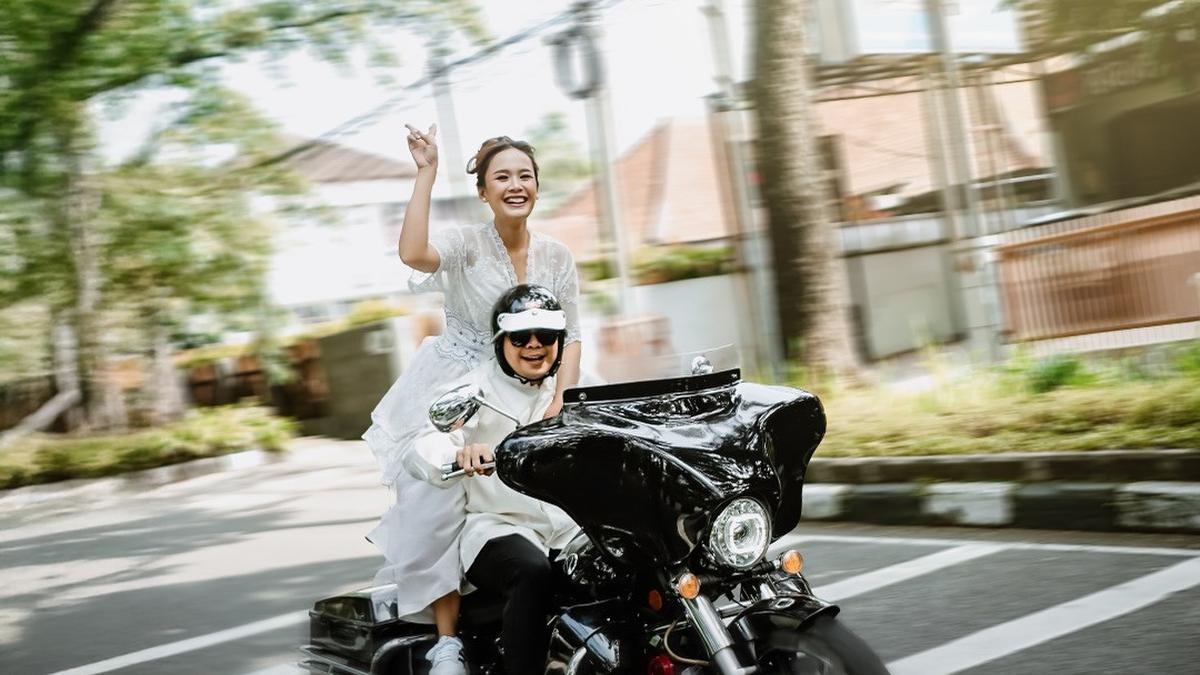 Menikah di KUA dengan Gaya Simpel nan Berkelas, Reza SMASH dan Santi Curi Perhatian Lewat Busana Putih &amp; Aksi Naik Moge