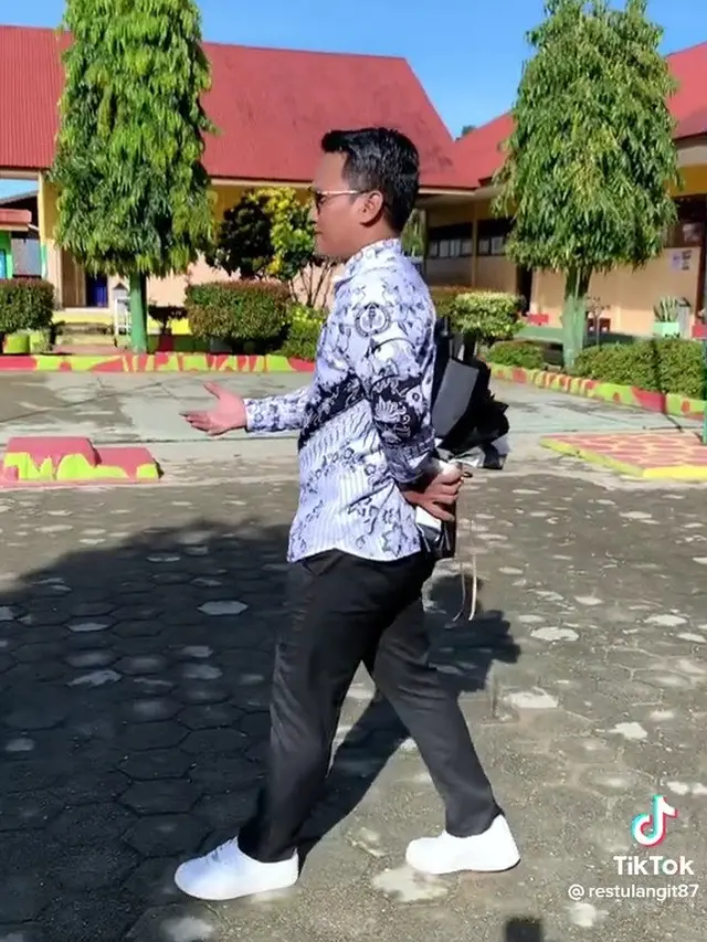 Guru Melamar Kepala Sekolah