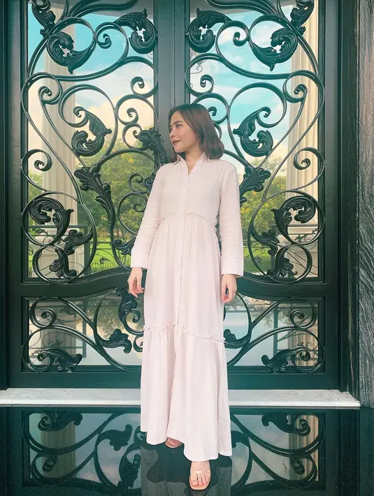 "Rumah aku sudah jadi, aku sudah tinggal di rumah baru aku. Bersyukur atas pencapaian aku sekarang ini. Ya Sebenarnya belum sepenuhnya jadi tapi aku udah tinggal di rumah baru," ungkap Prilly Latuconsina. (Instagram/prillylatuconsina96)