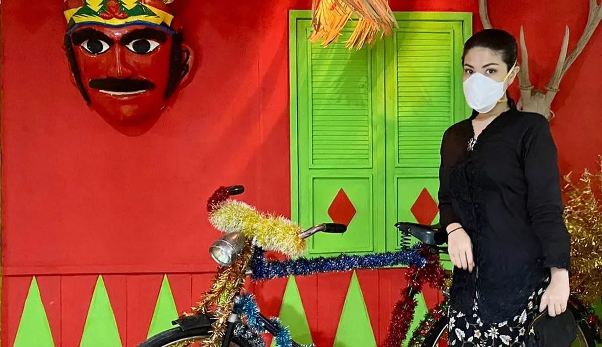 Lebih simple, Tina Toon jadi cewek mamba dengan kebaya betawi hitam dan rok floral [@tinatoon101]