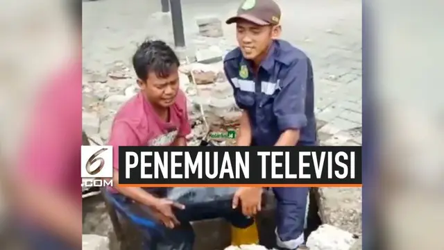 Saat petugas kebersihan kota Medan sedang melakukan pembersihan parit, ditemukan sebuah televisi di dalam parit tersebut. Entah dari mana televisi tersebut berasal.