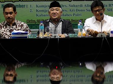 Ketua Dewan Pertimbangan MUI Din Syamsuddin bersama Kepala BNPT Komjen Pol Suhardi Alius (kiri) dan Kabareskrim Mabes Polri Komjen Pol Ari Dono Sukamto saat menghadiri rapat pleno di kantor MUI, Jakarta (21/2). (Liputan6.com/JohanTallo)