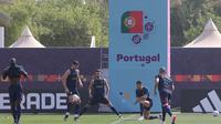 Cristiano Ronaldo (dua dari kanan) mengikuti sesi latihan Timnas Portugal di Piala Dunia 2022 hari Minggu (21/11/2022). (Hendry Wibowo/Bola.com)
