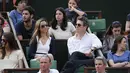 Anna Eberstein terlihat bersama pasangannya, Hugh Grant saat menonton turnamen tenis internasional di Paris pada awal tahun ini. Kini mereka akan menantikan kelahiran anak keempat mereka yang diduga perempuan. (Bintang/EPA)