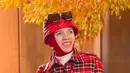Pemilihan warna senada memang selalu jadi inspirasi Geni Faruk. Geni Faruk terlihat mencolok dengan pakaian serba merah mulai dari topi, jilbba, baju, hingga tas. Wanita hobi mengenakan kacamata ini selalu tampil penuh inspirasi. (Liputan6.com/IG/@genifaruk).
