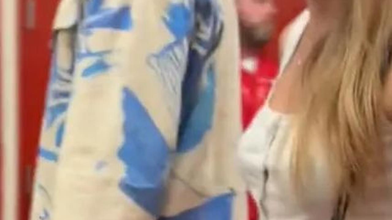 Taylor Swift dan Travis Kelce: Dari Nomor Telepon hingga Ciuman di Konser