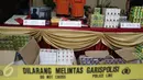 Barang bukti diperlihatkan Polres Pelabuhan Tanjung Priok saat rilis tiga kasus kejahatan yang berhasil diungkap oleh petugasnya, Jakarta, Selasa (11/4). Kasus tersebut yaitu materai palsu, obat ilegal dan protitusi online (Liputan6.com/Faizal Fanani)