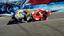 Valentino Rossi dan Casey Stoner terlibat balapan sengit di MotoGP Amerika 2008. (dok. pinterest)