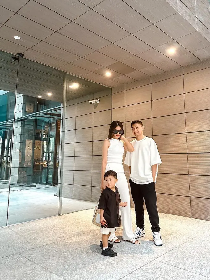 Potret  Anissa Aziza Istri Raditya Dika, Ibu Dua Anak yang Langsing Bak Gadis