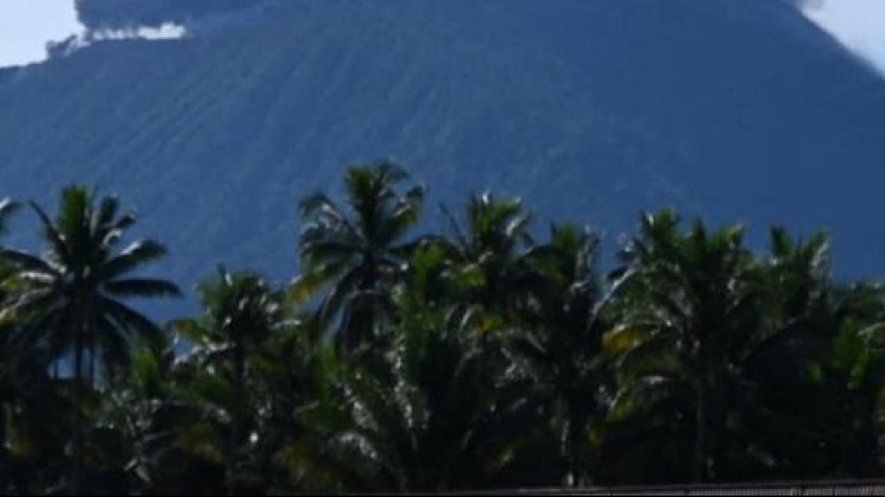 Letusan Gunung Ibu yang terletak di barat laut Pulau Halmahera, Maluku Utara terjadi pada pukul 09:12 WIT dan disertai suara keras dan suara gemuruh. Foto: Azzam Risqullah / AFP