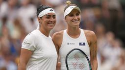 Petenis Republik Ceska, Marketa Vondrousova (kanan) dan petenis Tunisia, Ons Jabeur berfoto bersama sebelum laga final turnamen tenis Wimbledon 2023 di All England Lawn and Tennis Club, London, Sabtu (16/7/2023) malam WIB. (AP Photo/Alberto Pezzali)