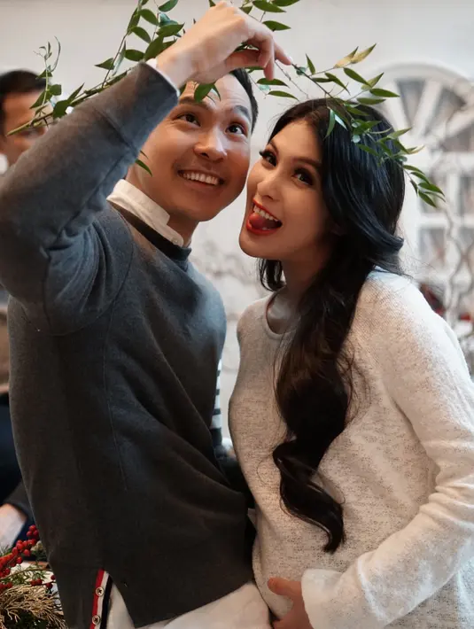 Lebih lanjut sang manajer mengatakan bahwa bayi laki-laki tersebut telah lahir dengan cara normal. Kabarnya, bayi ganteng nan menggemaskan itu tak mau lepas dari dekapan sang ibu. (Instagram/sandradewi88)