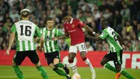 Aksi penyerang Manchester United saat mencoba melewati adangan pemain Real Betis pada leg kedua babak 16 besar Liga Europa 2022/2023, Jumat (17/3/2023) dini hari WIB. (AP Photo/Jose Breton)