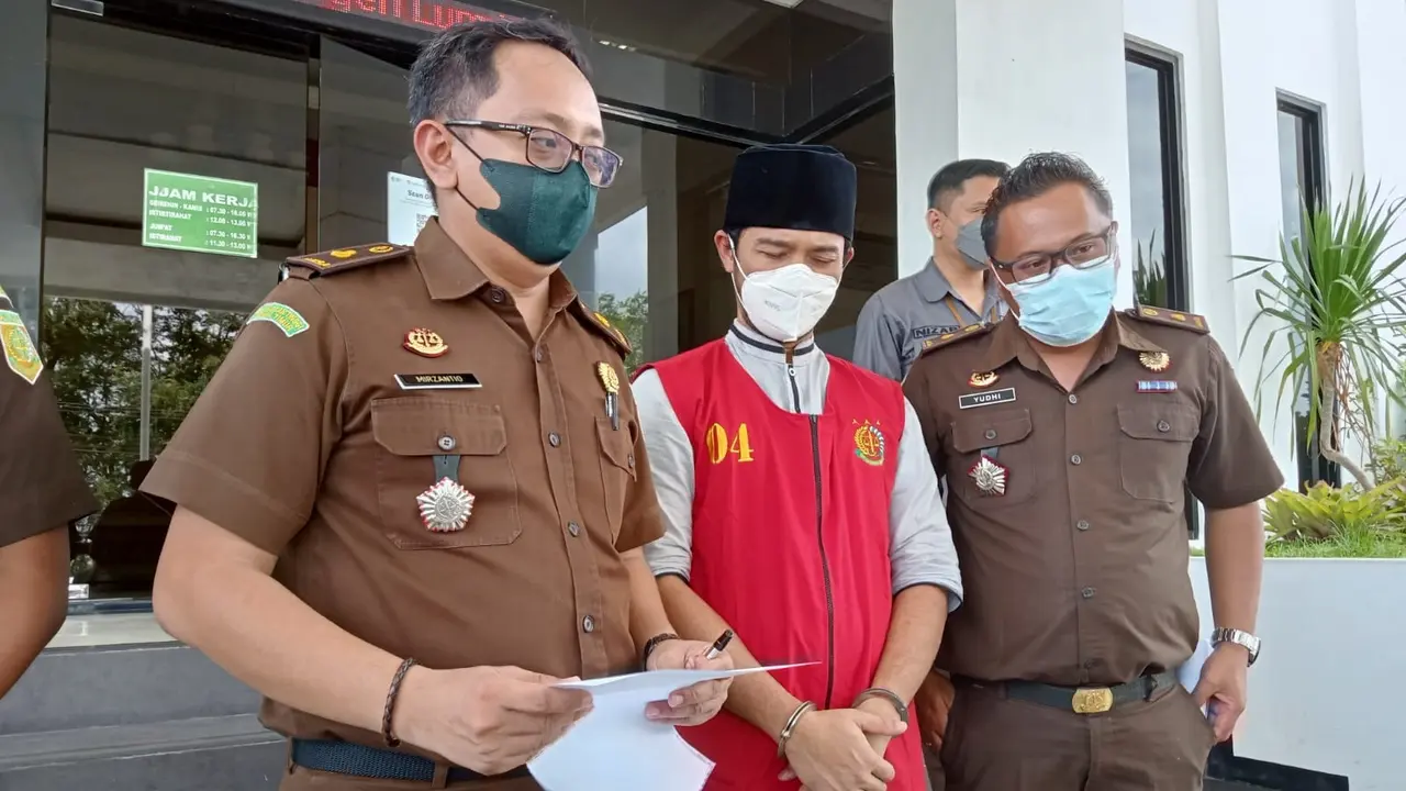 Tersangka pembuang sesajen di lereng Gunung Semeru Hadfana Firdaus (tengah) dilimpahkan ke Kejaksaan Negeri Lumajang. (Istimewa).