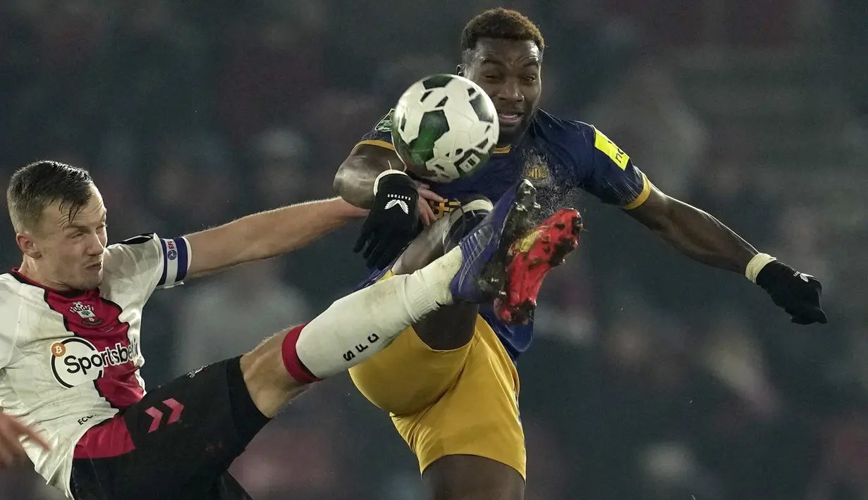 Allan Saint-Maximin dari Newcastle berduel memperebutkan bola dengan James Ward-Prowse dari Southampton selama pertandingan semifinal Piala Carabao di St Mary's Stadium di Southampton, Inggris, Rabu (24/1/2023). Kemenangan ini membuat The Magpies satu kaki menatap final pertama mereka di kompetisi ini sejak 1976. (AP Photo/ Kin Cheung)