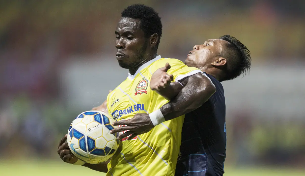 Striker PS Polri, James Koko Lomell, berusaha melewati hadangan bek Persib, Hermawan. (Bola.com/Vitalis Yogi Trisna)