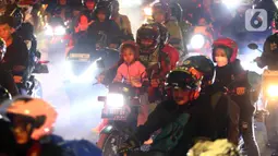 Sejumah pemudik membawa anak-anak dengan sepeda motor untuk merayakan Lebaran Idul Fitri 1445 H di kampung halaman. (Liputan6.com/Angga Yuniar)