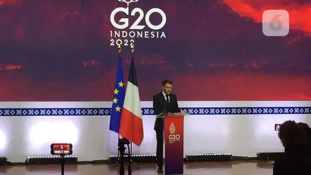 Presiden Prancis Emmanuel Macron menyampaikan pesan belasungkawa atas meninggalnya korban jiwa atas insiden serangan di Polandia (Liputan6.com/Teddy Tri Setio Berty)