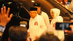 Cawapres nomor urut 01 Ma'ruf Amin berserta istri tiba di lokasi debat keempat Pilpres 2019 di Hotel Shangri-La, Jakarta, Sabtu (30/3). Debat kali ini mengangkat tema tentang ideologi, pemerintahan, pertahanan dan keamanan, serta hubungan internasional. (Liputan6.com/AnggaYuniar)