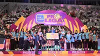 Pemain Jakarta Electric PLN menerima piala setelah menjadi runner up pada ajang PLN Mobile Proliga 2024/Istimewa.