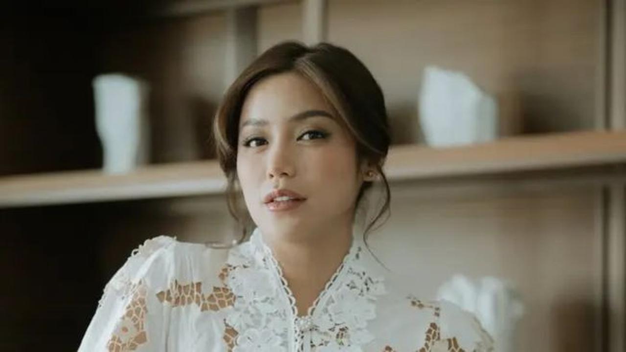 Jessica Iskandar memancarkan pesona klasik dengan kebaya brokat putih (credit: instagram/inijedar)