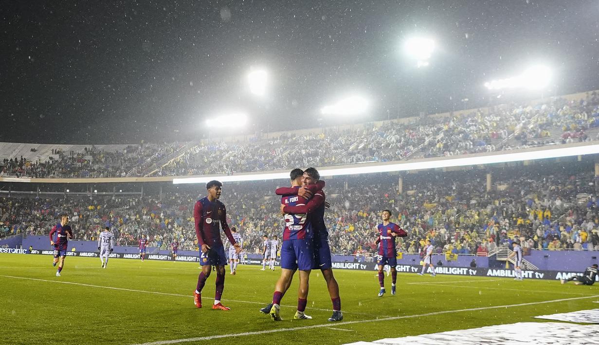 Pemain Barcelona, Marc Guiu (tengah kanan) melakukan selebrasi bersama rekannya setelah mencetak gol ke gawang Club America, Ramon Juarez pada laga persahabatan di Cotton Bowl, Dallas, Amerika Serikat, Jumat (22/12/2023) dini hari WIB. (AP Photo/Julio Cortez)