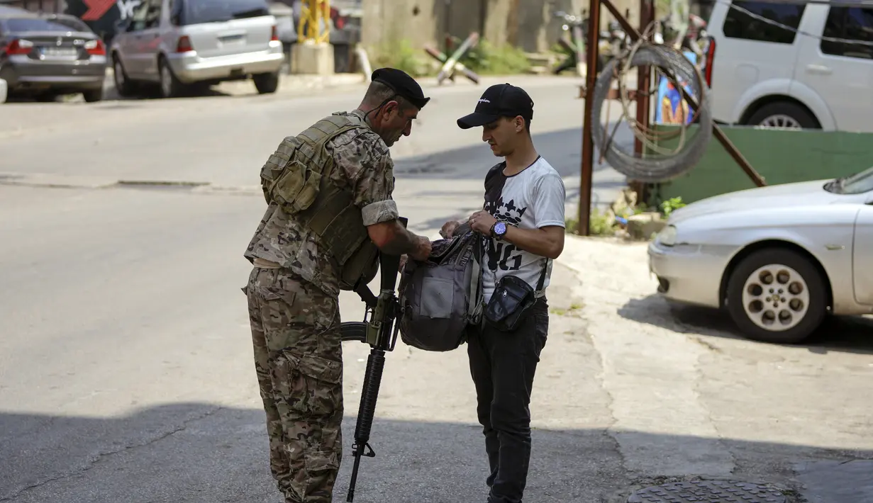 Militer mengatakan mereka sedang mencari laki-laki bersenjata lainnya di area tersebut. (AP Photo/Bilal Hussein)