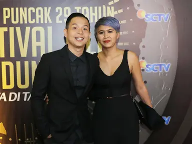 Pasangan komika Ernest Prakasa dan istrinya, Meira Anastasia, ketika berpose di red carpet Festival Film Bandung (FFB) 2016 di kawasan Monumen Perjuangan Rakyat Jawa Barat, Jawa Barat, Sabtu (24/9). (Liputan6.com/Herman Zakharia)