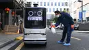 Seorang staf menyemprotkan disinfektan pada robot pengiriman setelah mengantar makanan di Changsha, China, 14 Februari 2020. Dua robot pengiriman dialihfungsikan untuk mengantar makan siang dan makan malam bagi para karyawan di perusahaan yang melanjutkan produksi di kawasan itu. (Xinhua/Xue Yuge)