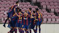 Pemain Barcelona merayakan gol kedua mereka ke gawang Sevilla yang dicetak Gerard Pique pada masa injury time laga leg kedua semifinal Copa Del Rey yang berlangsung di Camp Nou, Kamis (4/3/2021). Barcelona menang 3-0 dan lolos ke final Copa Del Rey dengan agregat 3-2. (JOSEP LAGO / AFP)
