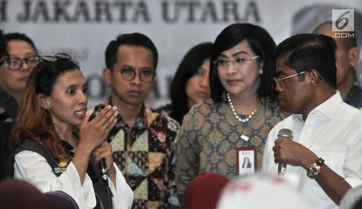 Mensos Idrus Marham (kanan) menyapa penerima Program Keluarga Harapan (PKH) di GOR Sunter, Jakarta, Rabu (11/7). Total dana yang ditilap oknum pendamping PKH di Sunter Jaya diperkirakan mencapai total Rp 95 juta. (Merdeka.com/Iqbal Nugroho)